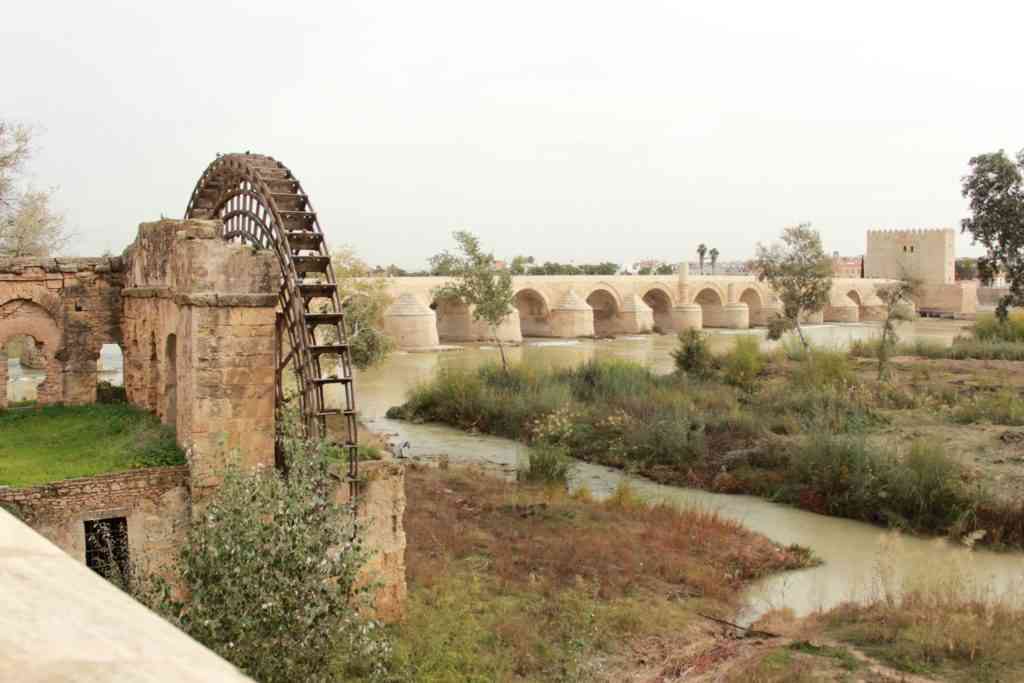 Puente Romano de Córdoba. Ao fundo a Torre de la Calahorra. Foto: Arquivo Pessoal / Divulgação.