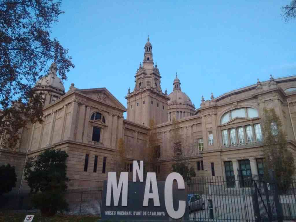 Foto: Vista exterior traseira do prédio do Museu Nacional d'Art da Catalunya