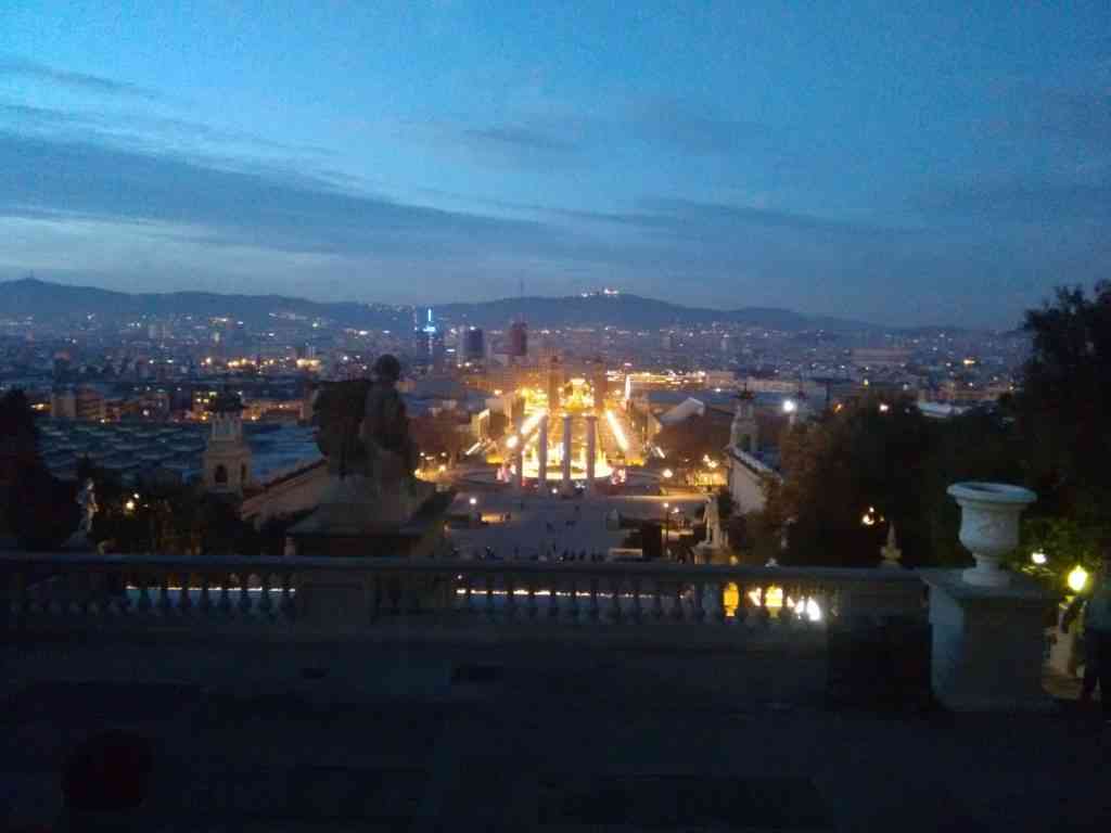 Foto: Vista superior da varanda do MNAC para as fontes mágicas