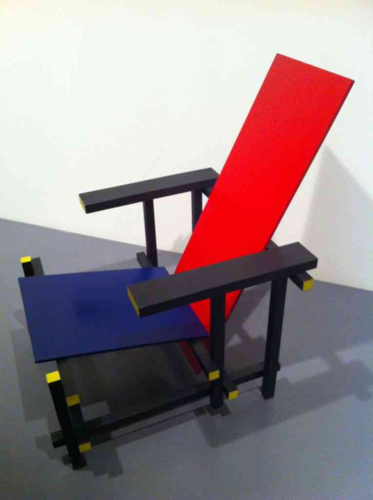 Cadeira azul e vermelha Gerrit Rietveld. Fonte: 4ed.cc