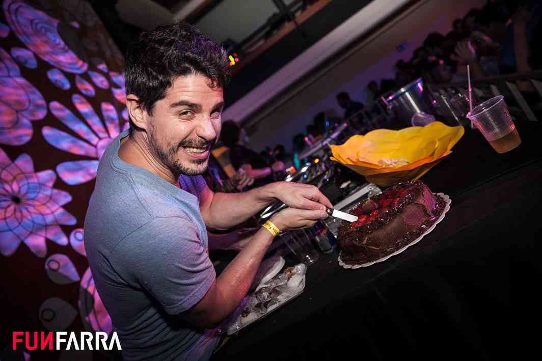 Caindo na FunFarra 1 Pedro Neschling cortando o bolo em comemoração aos 6 anos de FunFarra. / Foto: Pedro Curi.