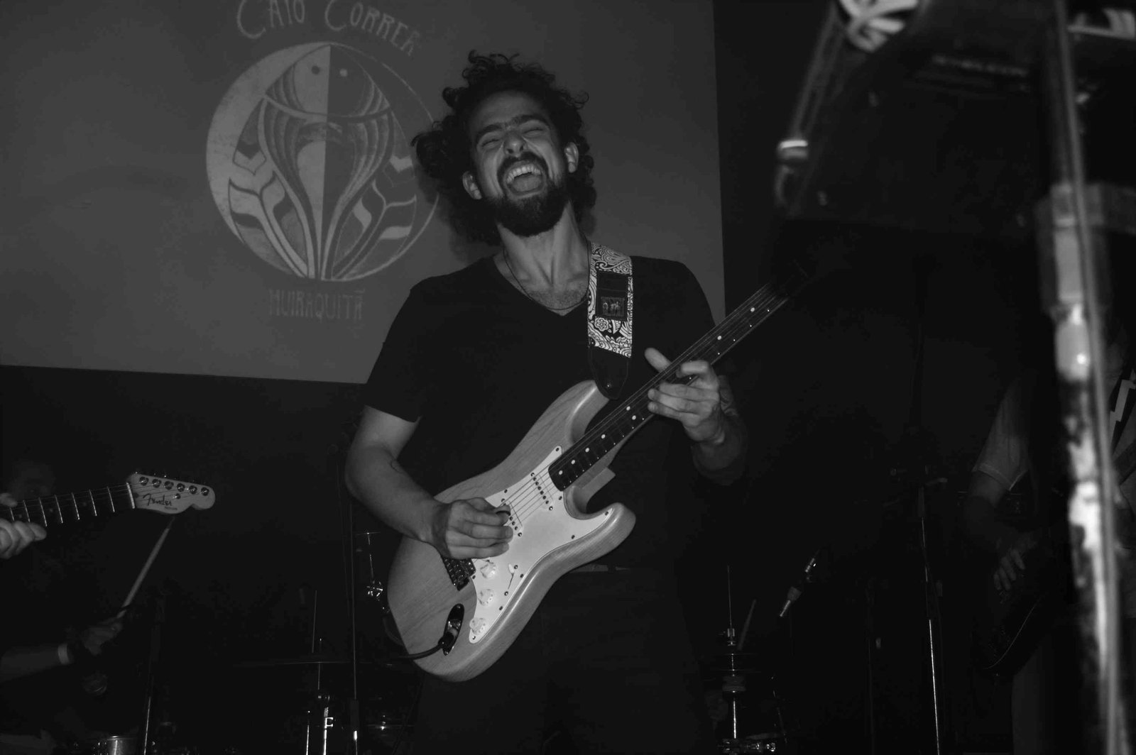 Caio Correa e sua energia no Teatro Odisséia. (Foto: Letycia Miranda)