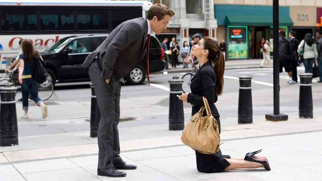 8 Filmes Românticos dos Anos 2000 Para Assistir no Dia dos Namorados 7 A Proposta Ryan Reynolds Sandra Bullock Filme