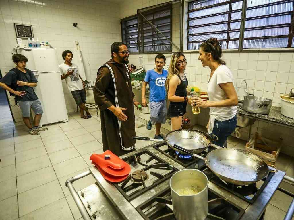 6dez2015 jurada do masterchef a chef paola carosella cozinha para estudantes durante visita a ocupacao da escola fernao dias paes em sao paulo