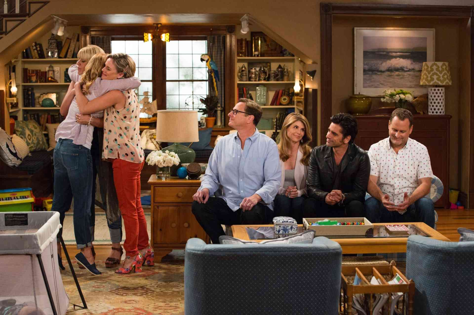 elenco de tres e demais se reune em cena da continuacao da serie fuller house