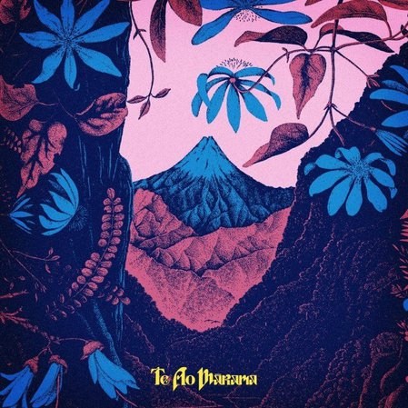 Lorde lança novo álbum, com regravações em Maori 1 Capa do EP "Te Ao Mārama" da cantora neozelandesa Lorde. Uma floresta subtropical em tons de azul e roxo com uma montanha ao centro, cercada pelas flores das árvores. O título do álbum, em amarelo, está centralizado pequeno embaixo.