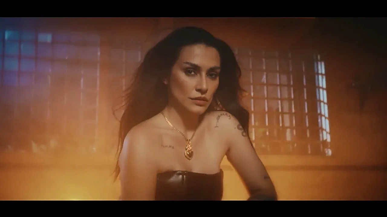 Cleo enfrenta um mundo sombrio e distorcido no clipe de “Karma” Cleo Karma jpg webp