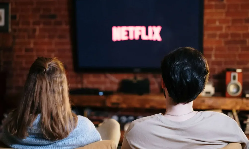 Casal assistindo Netflix