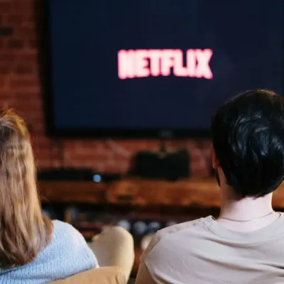 Casal assistindo Netflix