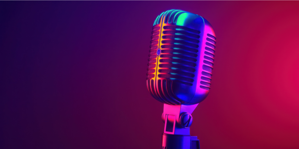 Podcasts: A importância da pesquisa para entrevistador e entrevistado! microfone vertical de podcast em fundo com gradiante roxo