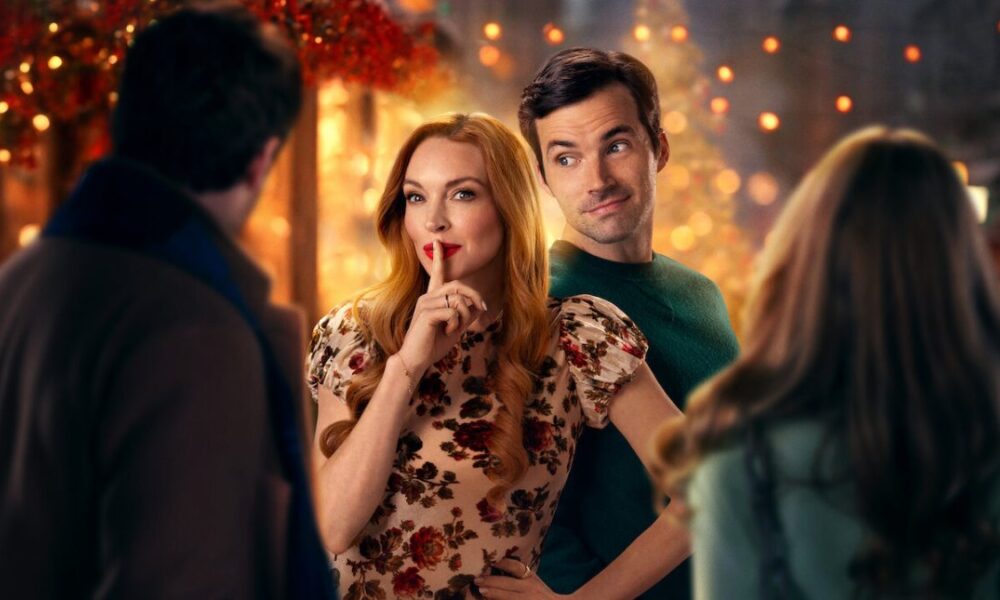 Imagem promocional da Netflix para "Nosso Segredinho", longa de Natal com Lindsay Lohan. Na imagem, a protagonista faz sinal de silêncio, como quem pede segredo, enquanto sorri maliciosamente à câmera. Seu interesse romântico está ao lado, olhando-a de rosto virado e um sorriso de rosto.