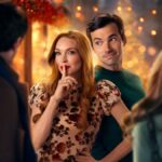Imagem promocional da Netflix para "Nosso Segredinho", longa de Natal com Lindsay Lohan. Na imagem, a protagonista faz sinal de silêncio, como quem pede segredo, enquanto sorri maliciosamente à câmera. Seu interesse romântico está ao lado, olhando-a de rosto virado e um sorriso de rosto.