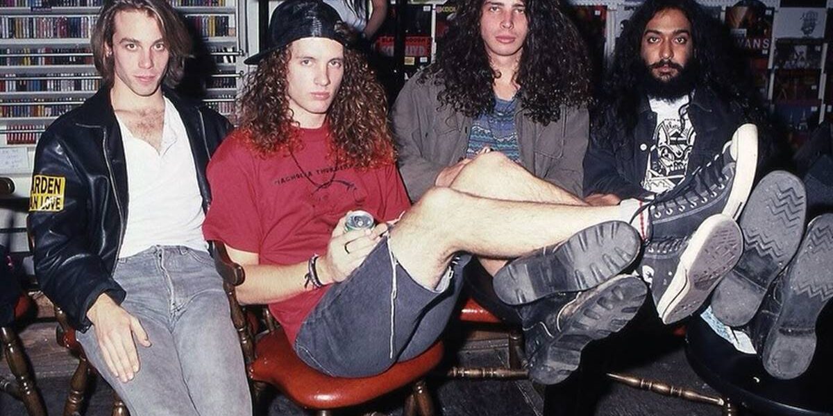 Foto de 1990 da banda Soundgarden, com destaque para o baixista Jason Everman, de vermelho, para ocasião de seu aniversário.
