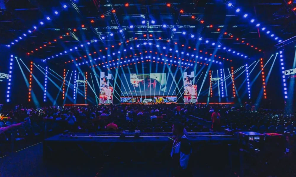 Fotografia da plateia animada no palco Thunder da CCXP24 na quinta-feira. Imagem para a Matéria de anúncios da Crunchyroll.