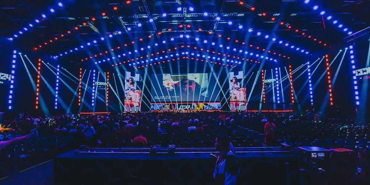 CCXP24 | No Painel da Crunchyroll, Chuva de Trailers, Muitas Novidades e uma Batalha de Rimas Fotografia da plateia animada no palco Thunder da CCXP24 na quinta-feira. Imagem para a Matéria de anúncios da Crunchyroll.