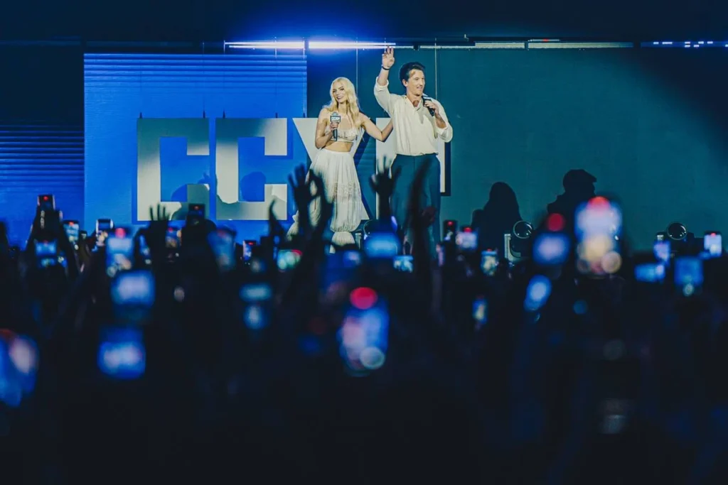 Surpresas da CCXP24 | Filmes, Séries, Produções Nacionais e Atores que Empolgaram o Público 5 Anya Taylor-Joy à esquerda, e Miles Teller, à direita, ambos no centro do palco sendo ovacionados por uma plateia no Palco Thunder da CCXP24, sábado, para anunciar "Entre Montanhas", da Apple TV+