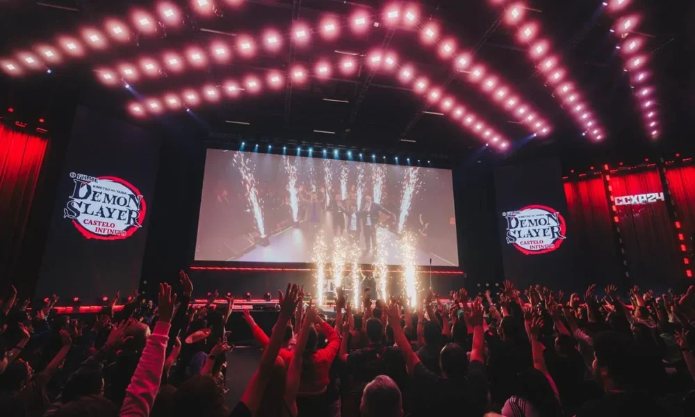 Fotografia do painel da Crunchyroll sobre Demon Slayer no Palco Thunder, domingo da CCXP24. No exato momento da captura da foto há uma pirotecnia no palco.