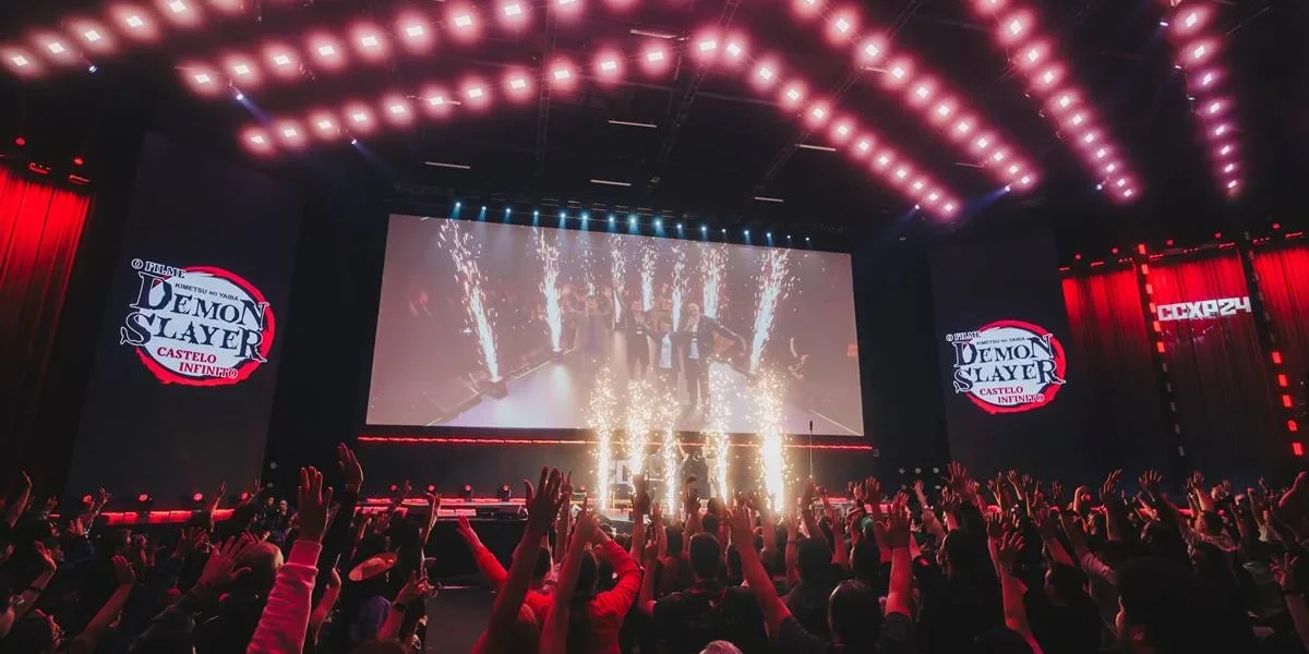 CCXP24 | Destaques do Palco Thunder no Domingo Fotografia do painel da Crunchyroll sobre Demon Slayer no Palco Thunder, domingo da CCXP24. No exato momento da captura da foto há uma pirotecnia no palco.