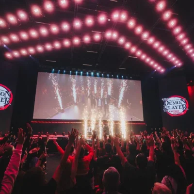 Fotografia do painel da Crunchyroll sobre Demon Slayer no Palco Thunder, domingo da CCXP24. No exato momento da captura da foto há uma pirotecnia no palco.