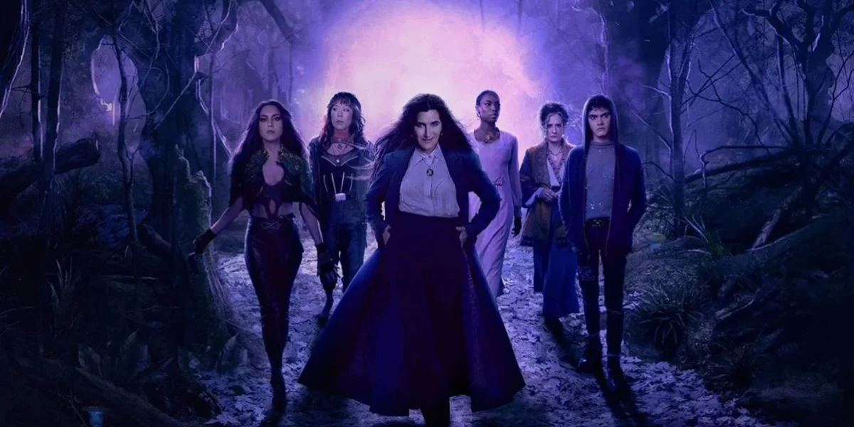 Elenco de Agatha All Along (ou Agatha Desde Sempre) em imagem promocional em paleta roxa, simulando um mundo mágico, caracterizado como um coven.