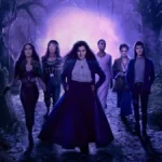 Elenco de Agatha All Along (ou Agatha Desde Sempre) em imagem promocional em paleta roxa, simulando um mundo mágico, caracterizado como um coven.