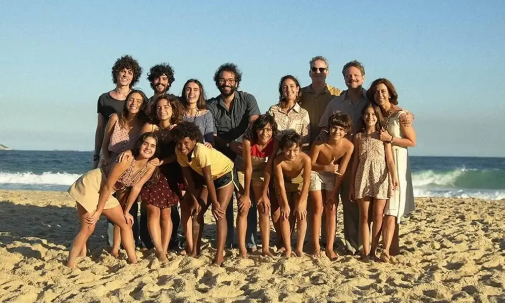 Dan Stulbach, Selton Mello, Fernanda Torres, Cora Mora, Guilherme Silveira, Humberto Carrão, Valentina Herszage, and Camila Márdila em "Ainda Estou Aqui" (2024).