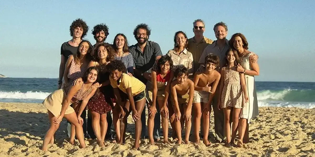 Dan Stulbach, Selton Mello, Fernanda Torres, Cora Mora, Guilherme Silveira, Humberto Carrão, Valentina Herszage, and Camila Márdila em "Ainda Estou Aqui" (2024).