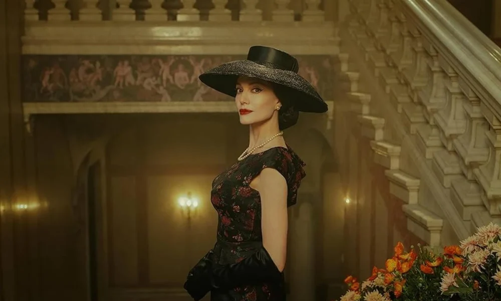 Angelina Jolie caracterizada como Maria Callas para o longa "Maria" 2024.