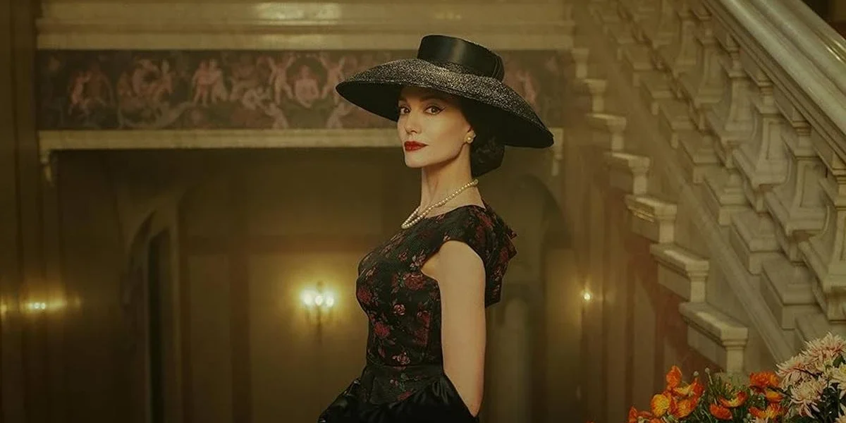 Angelina Jolie caracterizada como Maria Callas para o longa "Maria" 2024.