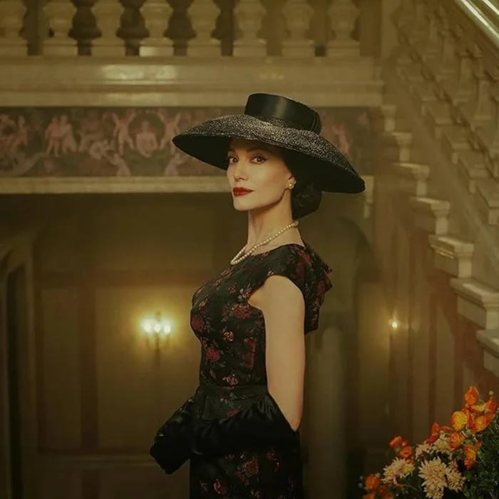 Angelina Jolie caracterizada como Maria Callas para o longa "Maria" 2024.