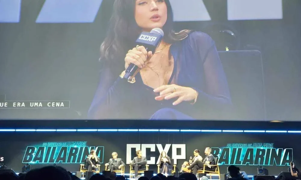 Elenco de "Bailarina" em painel no domingo na CCXP24. No telão a câmera foca em Ana de Armas.