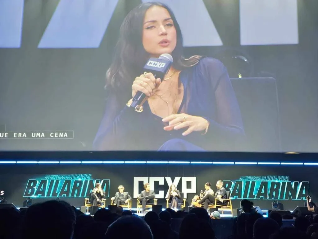 Surpresas da CCXP24 | Filmes, Séries, Produções Nacionais e Atores que Empolgaram o Público 4 Elenco de "Bailarina" em painel no domingo na CCXP24. No telão a câmera foca em Ana de Armas.