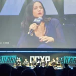 Elenco de "Bailarina" em painel no domingo na CCXP24. No telão a câmera foca em Ana de Armas.