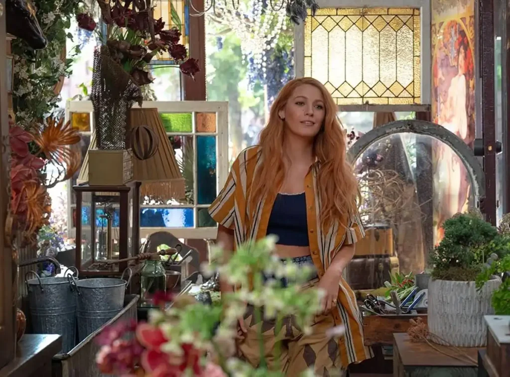 É Assim que Acaba | Quando Acabar é a Única Forma de Começar 1 Blake Lively interpretando protagonista de "É Assim Que Acaba" (2024), da Sony Pictures. Personagem está em o que parece ser uma pequena estufa, uma sala com várias plantas dentro de casa.