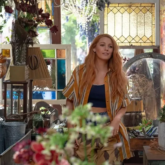 Blake Lively interpretando protagonista de "É Assim Que Acaba" (2024), da Sony Pictures. Personagem está em o que parece ser uma pequena estufa, uma sala com várias plantas dentro de casa.