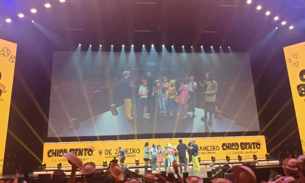 Painel do filme "Chico Bento e a Goiabeira Maraviosa", na CCXP24. O público está com chapéus de palha tal como o protagonista.