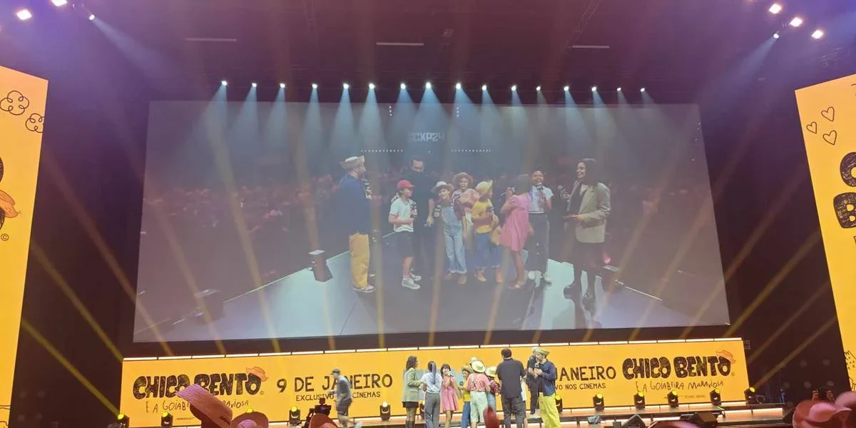 Painel do filme "Chico Bento e a Goiabeira Maraviosa", na CCXP24. O público está com chapéus de palha tal como o protagonista.