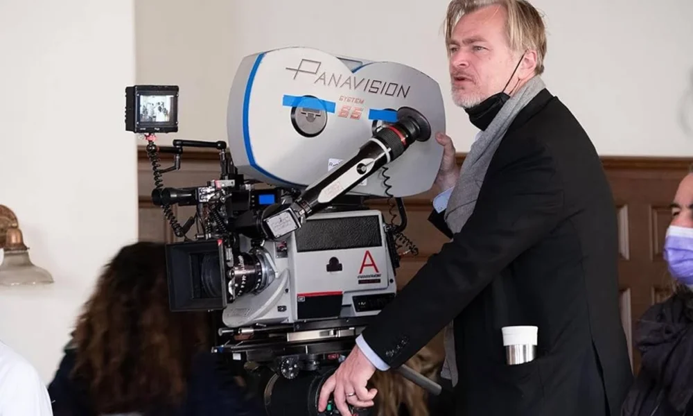Christopher Nolan dirigindo Oppenheimer.