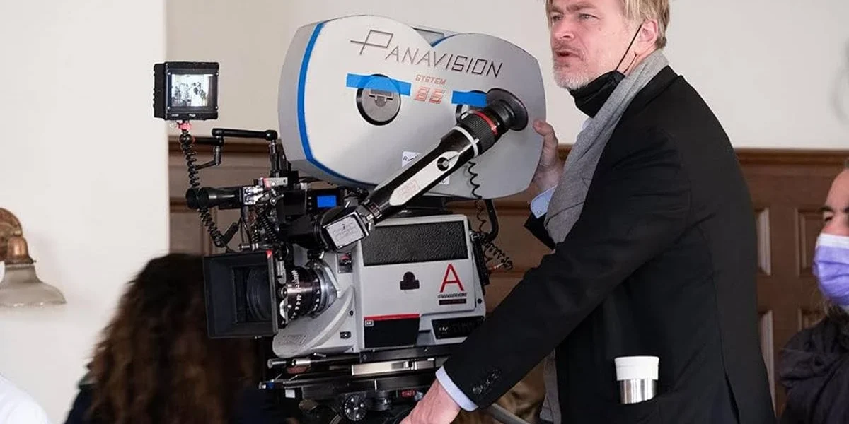 Christopher Nolan dirigindo Oppenheimer.