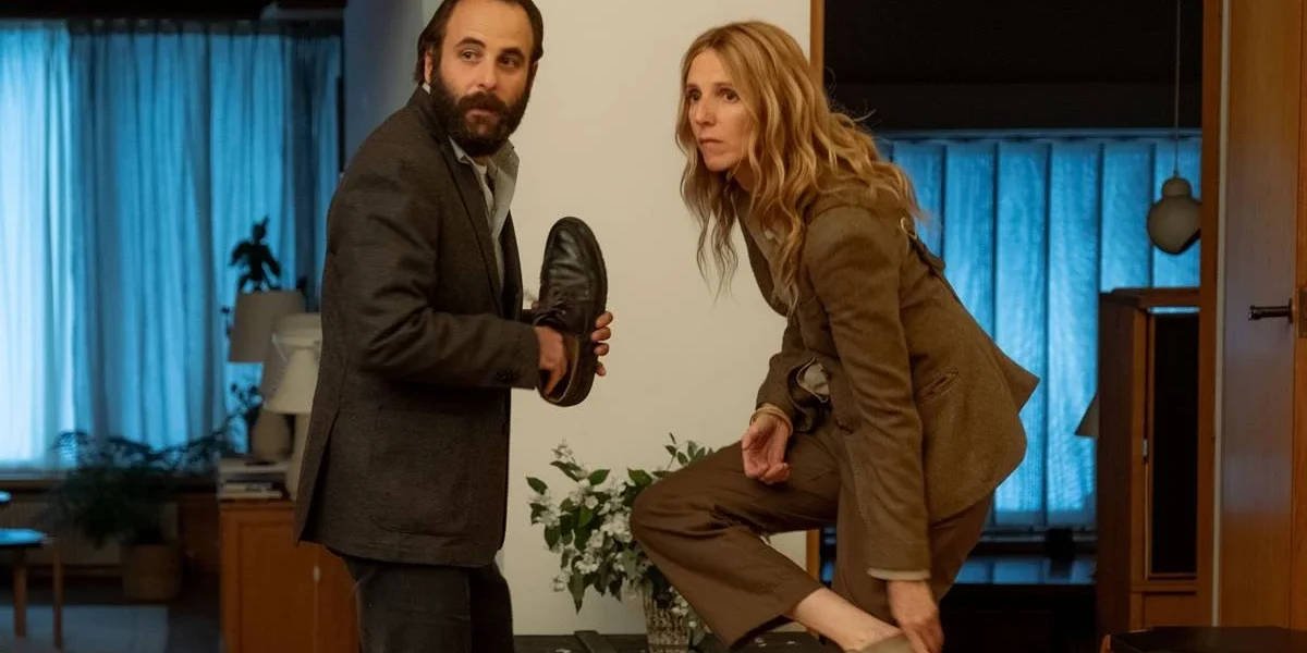 Crônica de Uma Relação Passageira | Sobre Relacionamentos e o Que Eles Podem Ser Os protagonitas de "Crônica de uma Relação Passageira" (2022) tirando os sapatos dentro de uma casa.