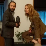 O Agente Noturno | Netflix Libera Trailer da 2ª Temporada da Série Os protagonitas de "Crônica de uma Relação Passageira" (2022) tirando os sapatos dentro de uma casa.