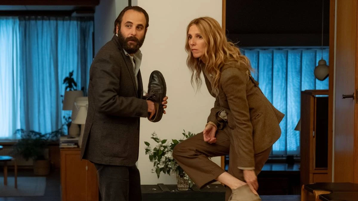 Crônica de Uma Relação Passageira | Sobre Relacionamentos e o Que Eles Podem Ser 1 Os protagonitas de "Crônica de uma Relação Passageira" (2022) tirando os sapatos dentro de uma casa.