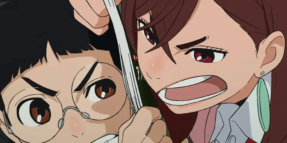 Os Melhores Animes de 2024 Câmera focada no rosto dos dois protagonistas de Dandadan, pela Crunchyroll. Os rostos estão brigando e divididos por uma revista de Okarun, que ambos seguram. Okarun está à esquerda e Momo à direita.