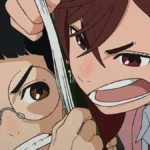 Câmera focada no rosto dos dois protagonistas de Dandadan, pela Crunchyroll. Os rostos estão brigando e divididos por uma revista de Okarun, que ambos seguram. Okarun está à esquerda e Momo à direita.