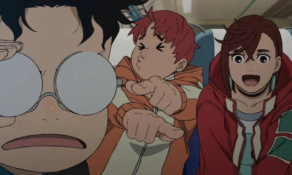 Okarun, Jiji, Momo em um carro à caminho da casa assombrada de Jiji na 2ª temporada de Dandadan.