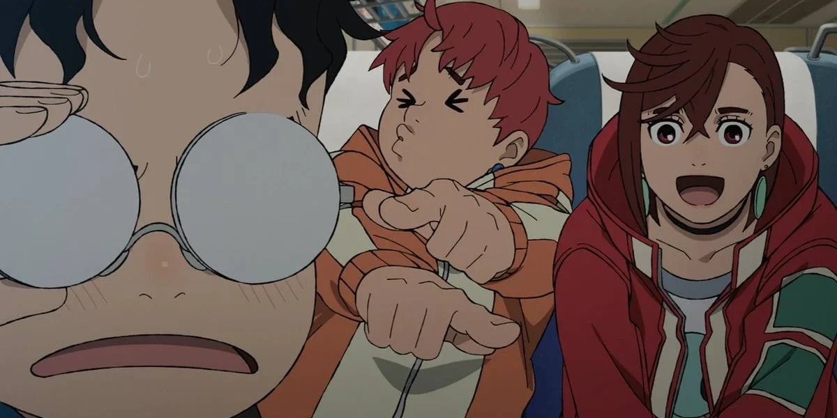 Okarun, Jiji, Momo em um carro à caminho da casa assombrada de Jiji na 2ª temporada de Dandadan.