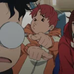 Okarun, Jiji, Momo em um carro à caminho da casa assombrada de Jiji na 2ª temporada de Dandadan.