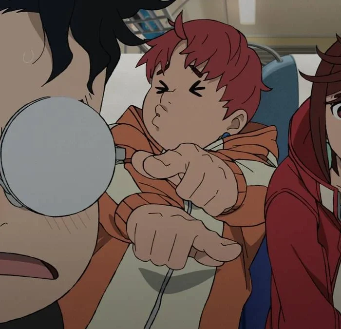 Okarun, Jiji, Momo em um carro à caminho da casa assombrada de Jiji na 2ª temporada de Dandadan.