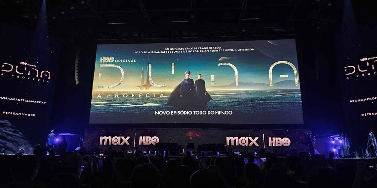 Fotografia do painel da série de "Duna", na CCXP24, antes dele começar.