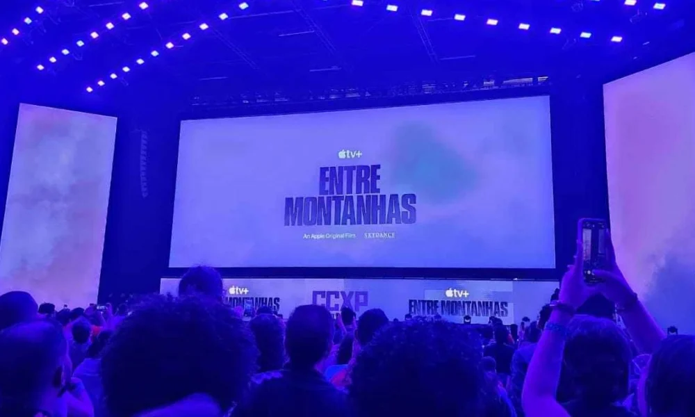 Telão de apresentação da Apple TV no Palco Thunder da CCXP24 antes das estreias serem anunciadas. Fotografia para a matéria de "Entre Montanhas".